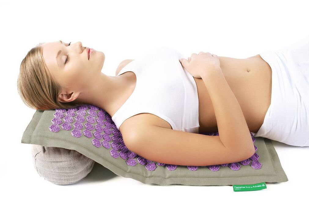 Апликатори сӯзанӣ дар мубориза бар зидди остеохондрозҳои сутунмӯҳраи гардан кӯмак хоҳад кард